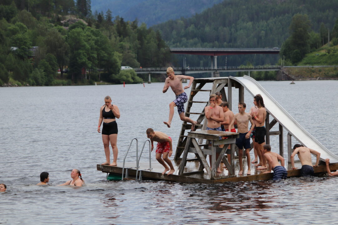 Lek og moro på flytebrygga på Kvitsundleir