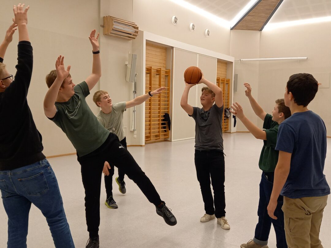 Bilde av ungdommer som spiller basketball i gymsalen