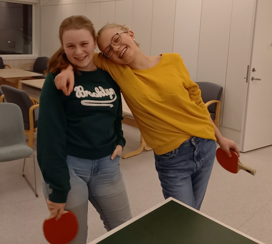 Bilde av to glade jenter som spiller bordtennis