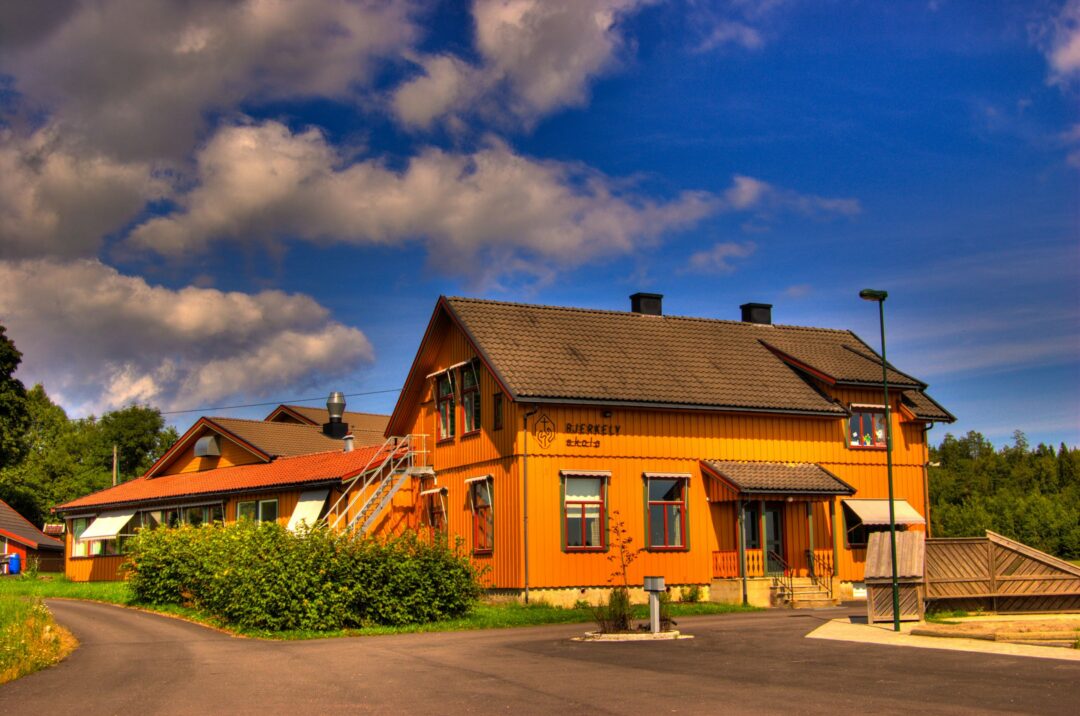 Bilde av gamle Bjerkely skole.