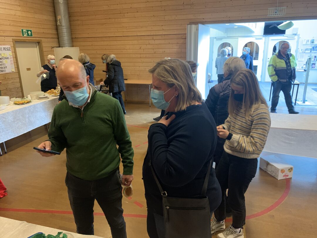 folk med munnbind på julemesse