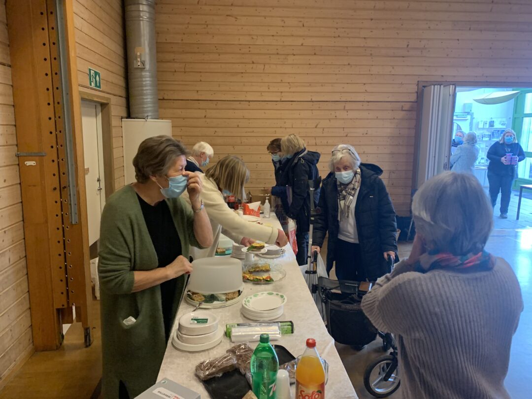 folkvmed munnbind på julemesse