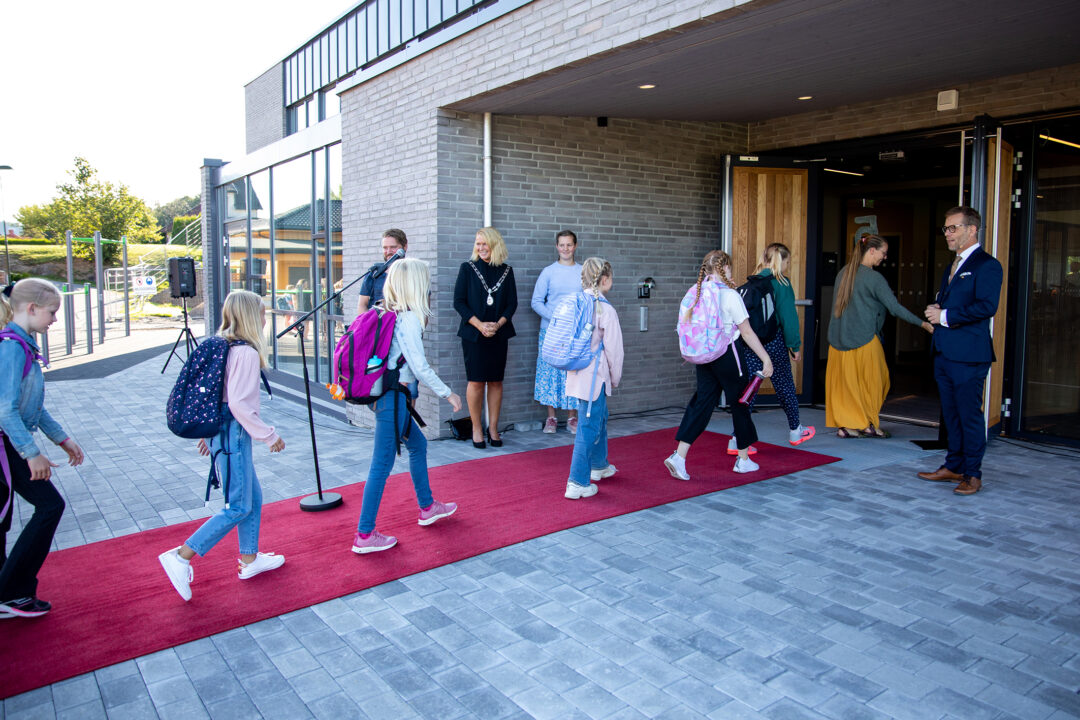 Bilde av elever som går inn til første skoledag