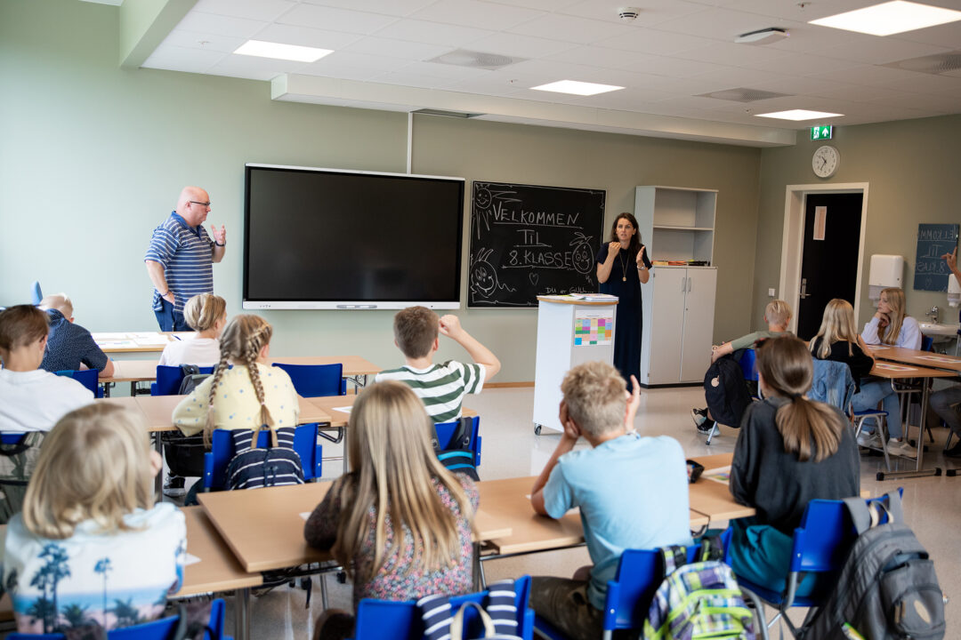 Bilde av klasserom med lærere og elever