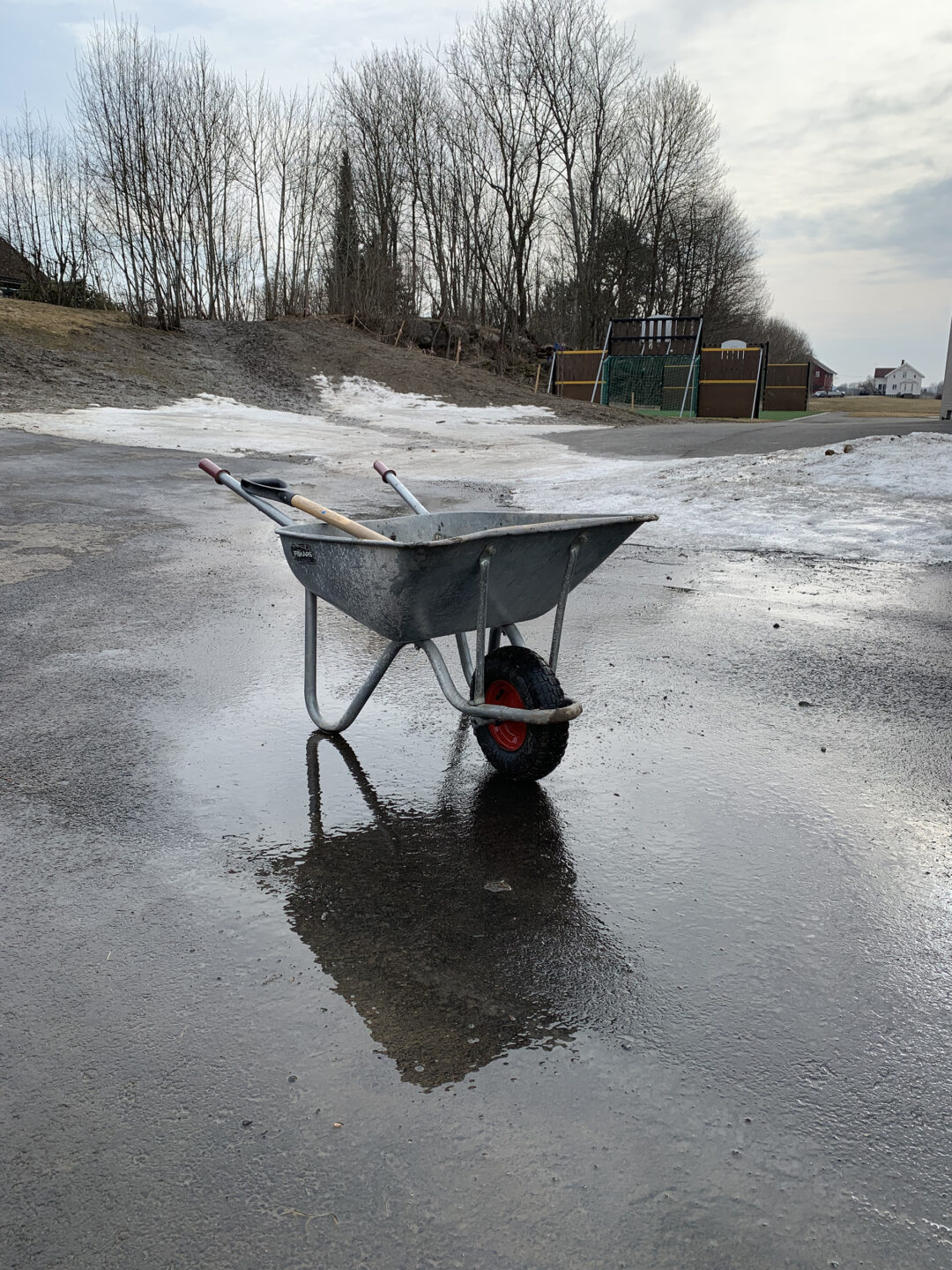 Bilde av trillebåre klart til bruk