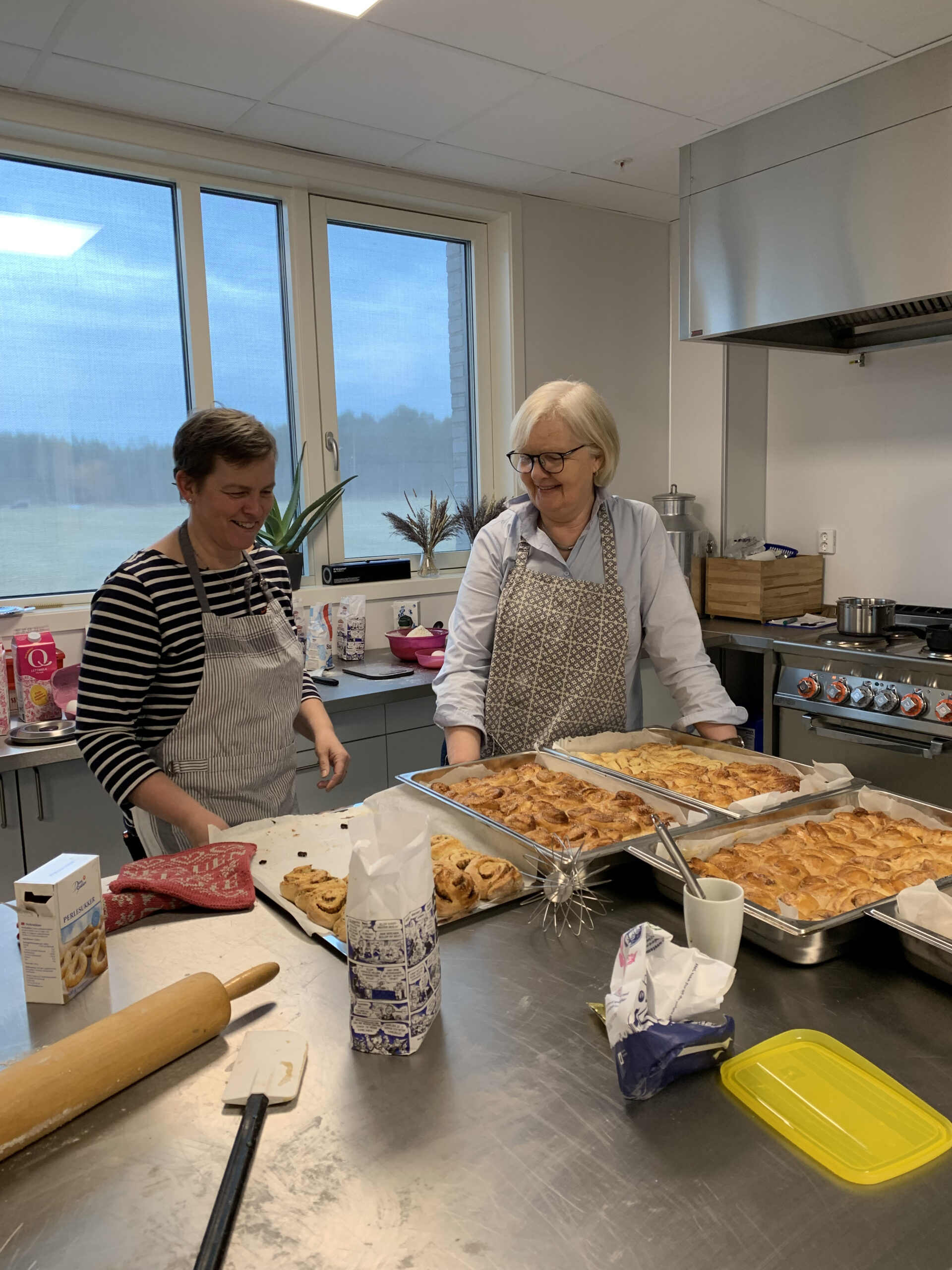 Dugnadsdamene lagde kanelsnurrer til alle på skolen