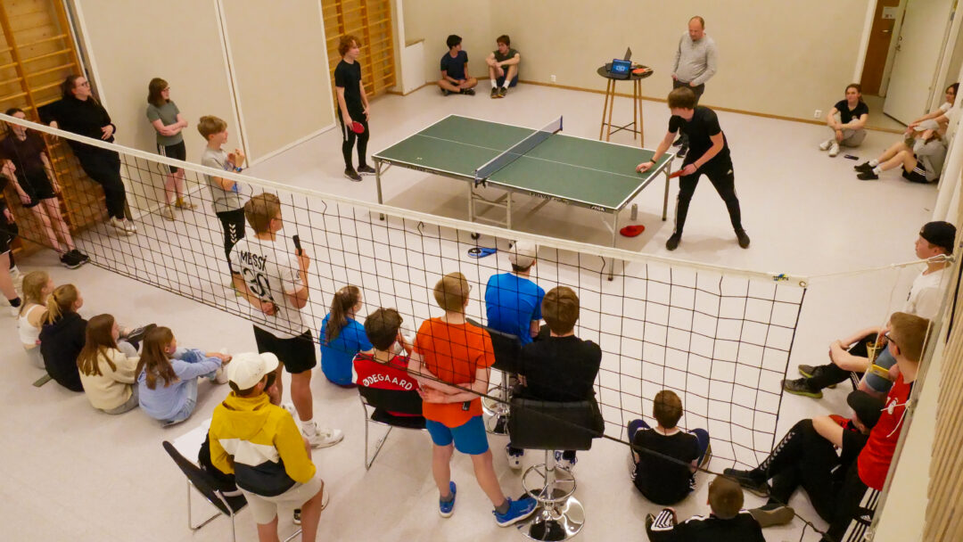 Bordtenniskamp med mange tilskuere i Moe kirke, idrettsweekend april 2022