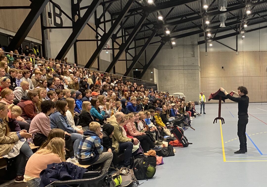 bilde av Alexx Alexxander som går rundt med et svevende bord