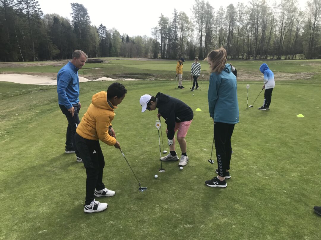 Bilde av elever på golfgruppa