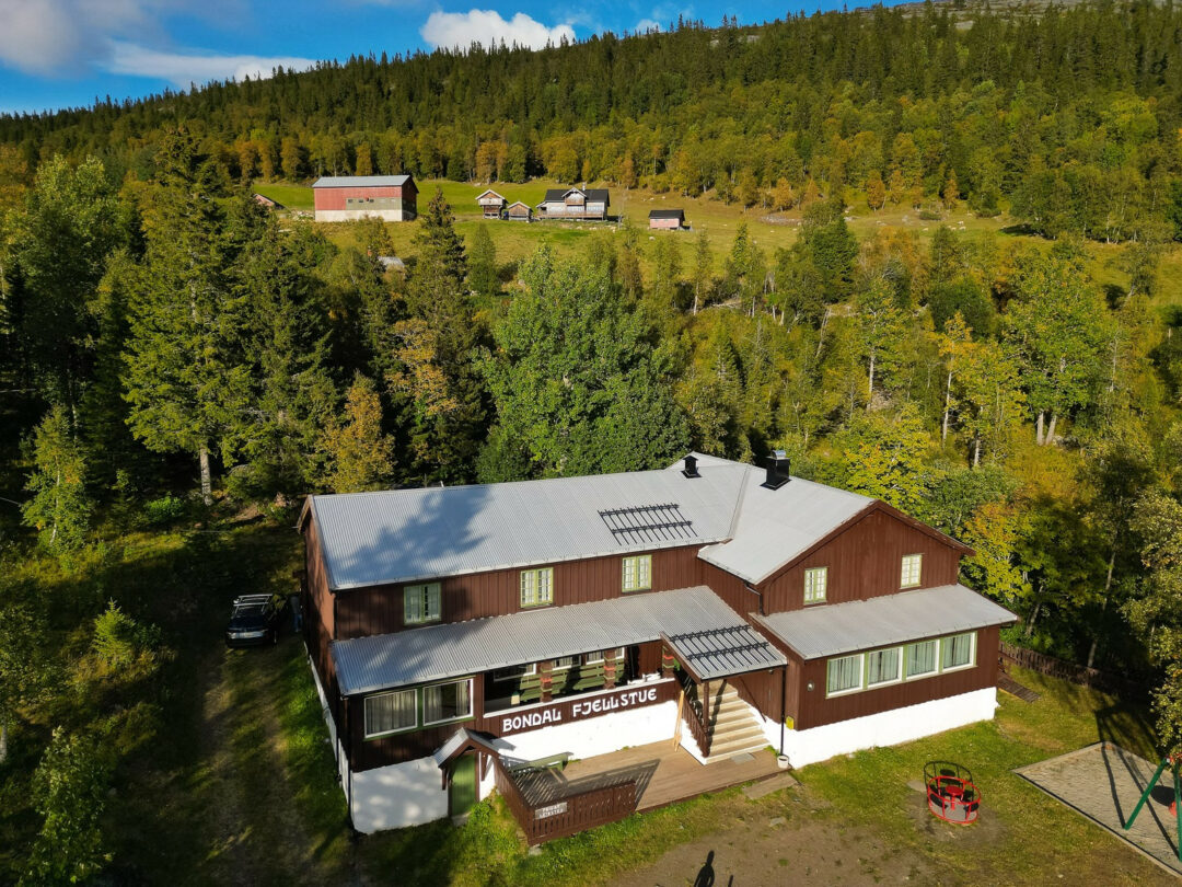 Bondal fjellstue fra luften sett sørfra