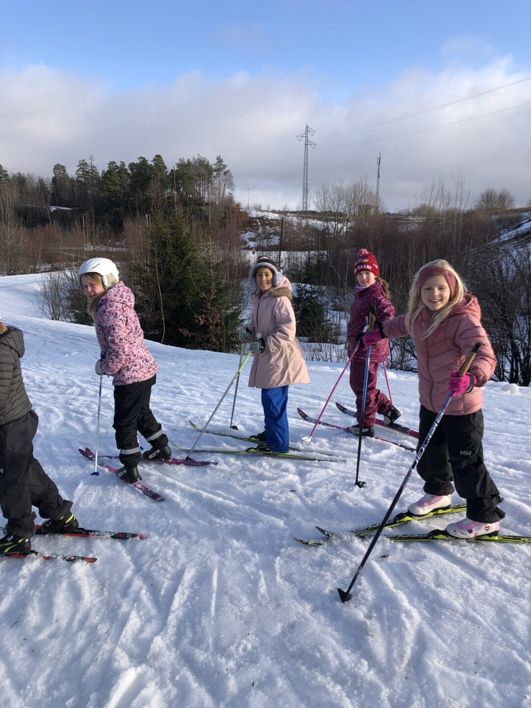 Bilde av fire jenter på Moe-skidag, Runar.