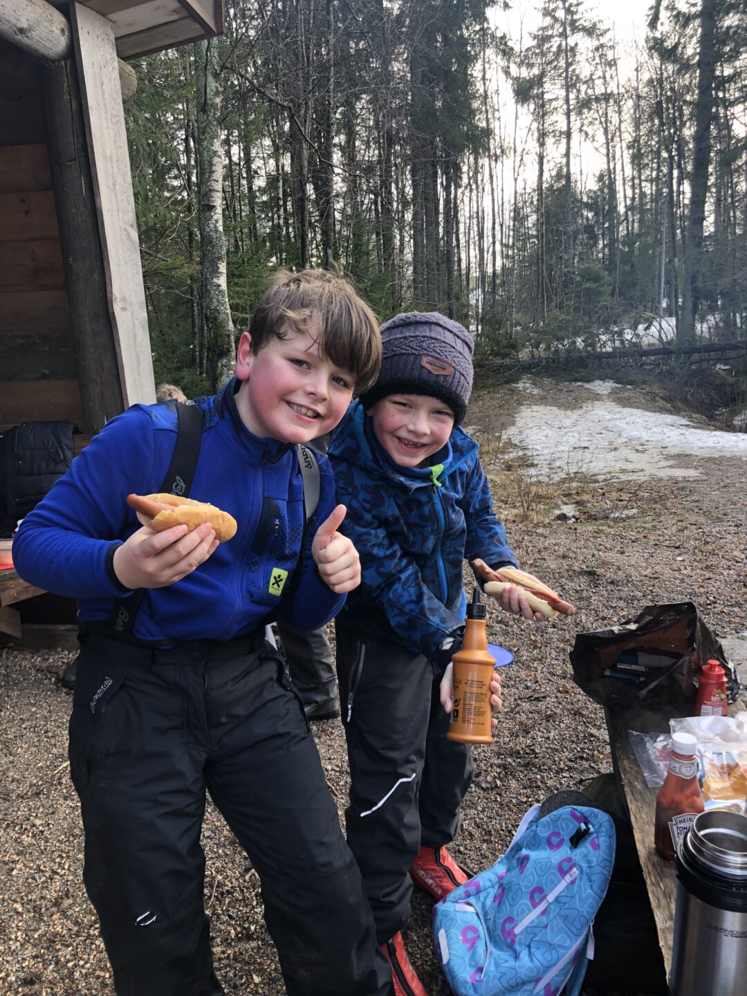 Bilde av to gutter med pølse og sennep på skidag, Runar.