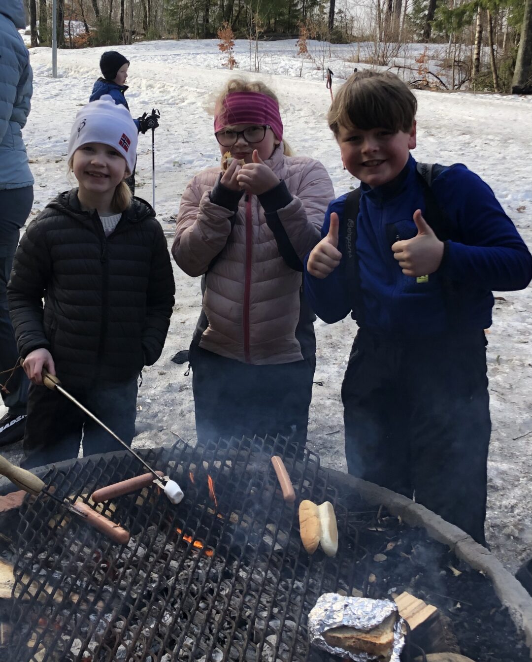 Bilde av tre elever som griller på skidag, Runar.