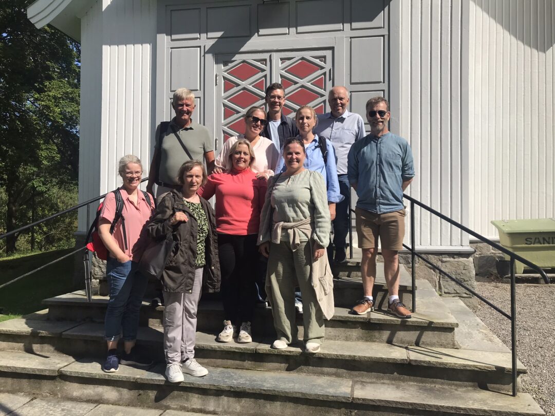 Skolelederne samlet på trappa til Veierland kirke.